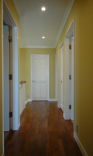 カラフルな壁に白いドアの調和が爽やかな廊下スペース