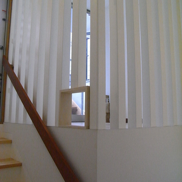 部屋は壁を作らず階段ホールからも視線が抜ける列柱