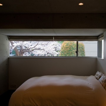 ハイサイド窓から桜の借景が楽しめるベッドルーム