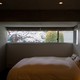 ハイサイド窓から桜の借景が楽しめるベッドルーム