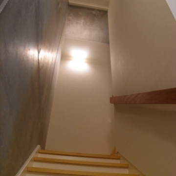 木コンクリートなど素材の対比を楽しめる階段