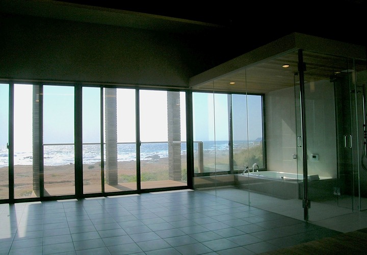 窓の外に広がる大パノラマを眺めて海に入っているような気持ちになれるバスルーム