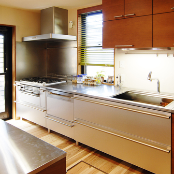 キッチンの収納戸の素材も他の建具に揃えてデザインを統一
