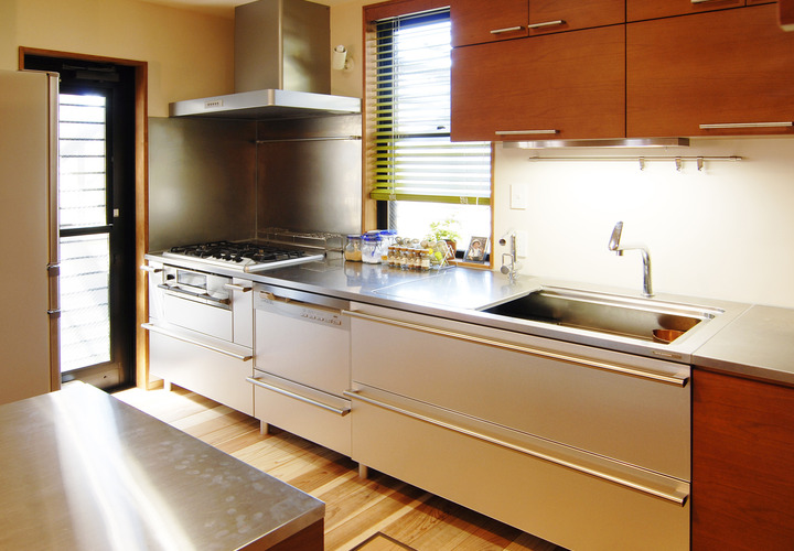 キッチンの収納戸の素材も他の建具に揃えてデザインを統一