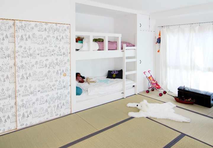 畳と襖の部屋にフレンチライクなインテリアの子ども部屋