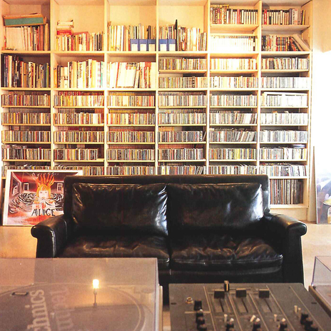 壁面の収納棚は無限に増えるCDやレコードに