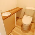 木目と珪藻土の組み合わせが優しい雰囲気のトイレ