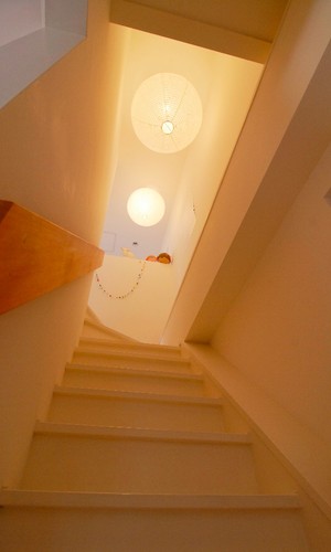 照明が印象的な階段スペース