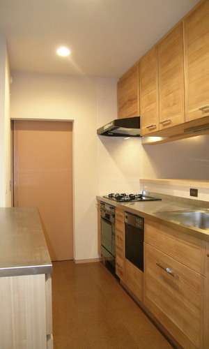 キッチンの戸も木製で落ちついた上質なイメージ