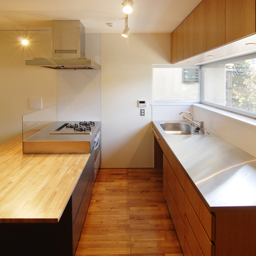 シンクも作業台も広々と自然光で明るい2型キッチン