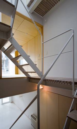 3階から4階に続く階段からはすのこ廊下で建物全体に光がまわる工夫