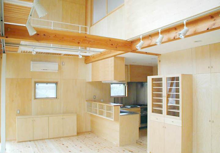 キッチン台や収納棚も木製に統一