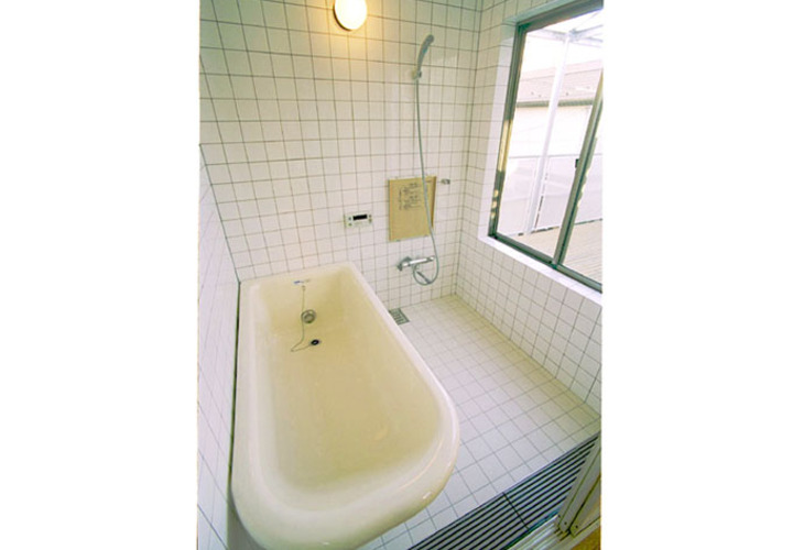 独立のバスタブにタイル張りの浴室