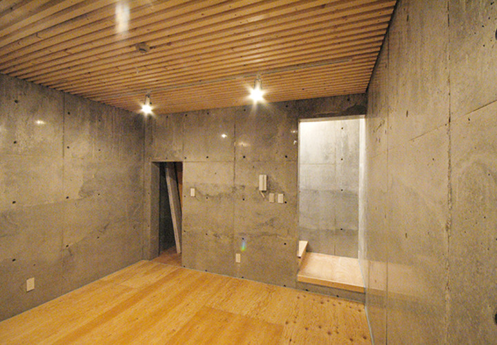 地下のコンクリート打放しの部屋、音楽スタジオ