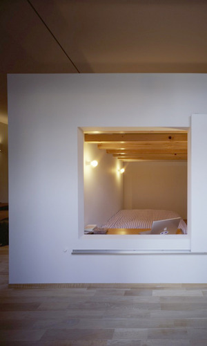 小さな箱の部屋のような寝室