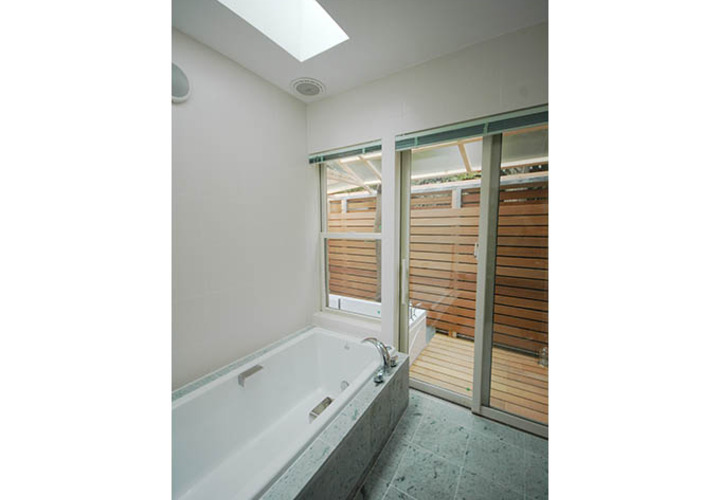 天窓と全面窓で開放的な浴室