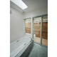 天窓と全面窓で開放的な浴室