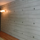 小幅板の型枠でコンクリートの壁に木目の表情