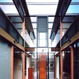 デッキテラスは透明なポリカーボネートの屋根で半屋外空間