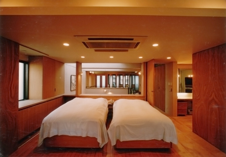 無垢フローリングとブラウンの木目の建具の組み合わせで落ち着いた雰囲気の寝室
