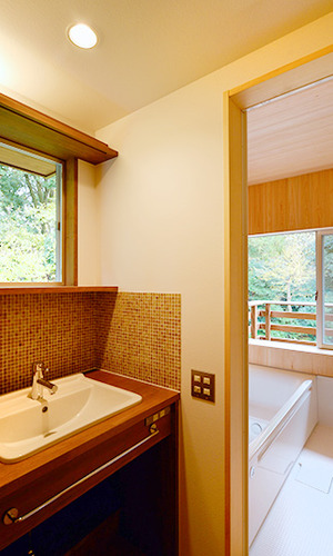 緑を眺める浴室