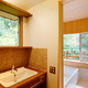 緑を眺める浴室