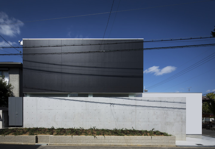 コンクリートの外壁と白と黒の立方体が映える外壁