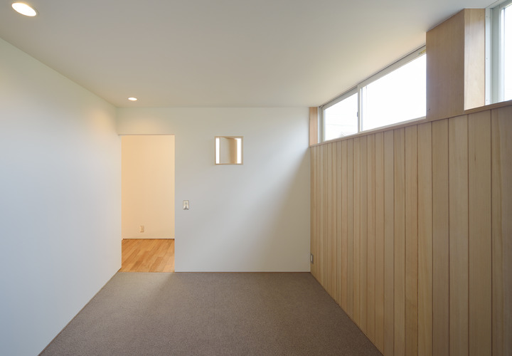 扉をつけずに、部屋の予感を外部に感じるように設計された寝室