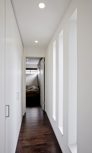 寝室まで伸びる廊下に、細長い窓から優しい光が入る