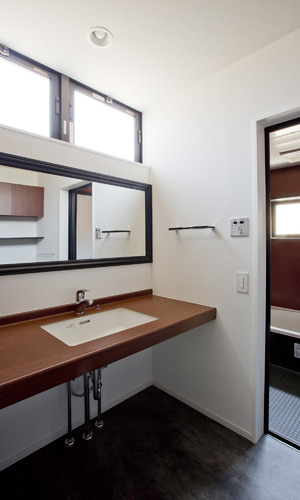 窓・鏡・洗面台の横ラインの使い方がこだわりの浴室・洗面所