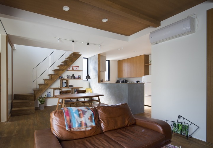 味のある幅広の床材が階段周りや家具と統一感があるリビング