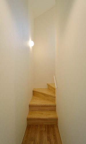 集成材の木調が白い壁と共に若々しさを感じる階段