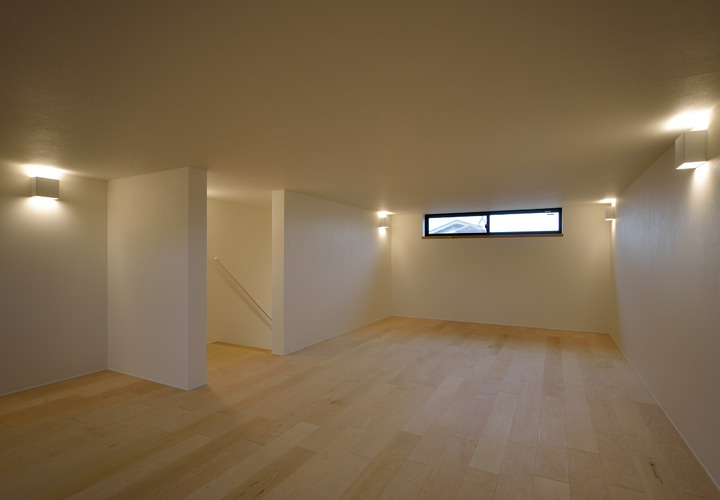 真っ白な壁天井と幅広な白木フローリングが清潔感あるスペース