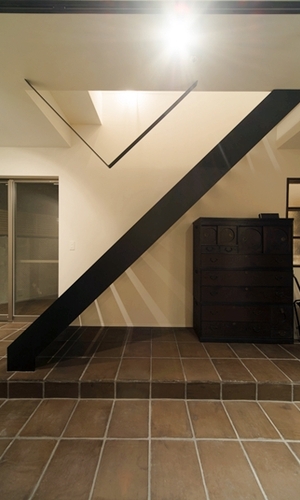 アンティーク家具を置いた階段下土間