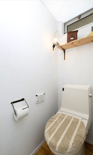 部屋と統一性のある落ち着いたトイレ