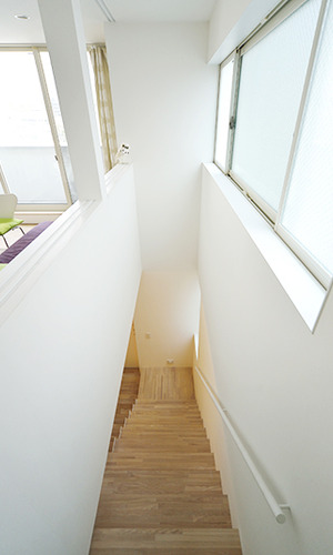 家全体に光を届ける階段横の窓