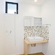 白壁にモザイクタイルが印象的な洗面台