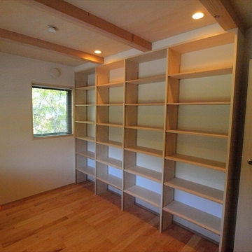 書斎の壁一面の本棚