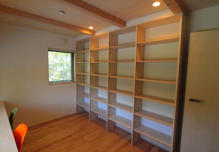 書斎の壁一面の本棚
