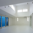 床壁天井を白一色で統一した、光眩い吹き抜けのあるリビングダイニング