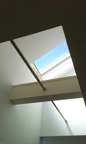 下階までの明るさと通風を確保する天窓