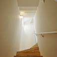 天井も木階段と同じ形状になっている動きのある階段空間