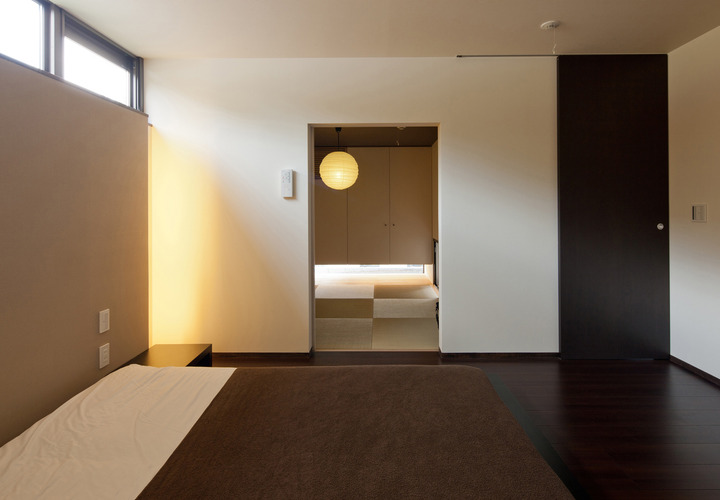 柔らかな光が琉球畳を優しく照らし、絵画のような和室空間が癒やされる