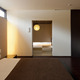 柔らかな光が琉球畳を優しく照らし、絵画のような和室空間が癒やされる