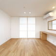 建具に和紙を使用し、縁側の大きい窓から柔らかい優しい光が入る寝室