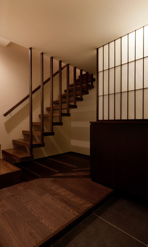 格子のピッチをできるだけ細くし、上質な雰囲気のある階段周りに