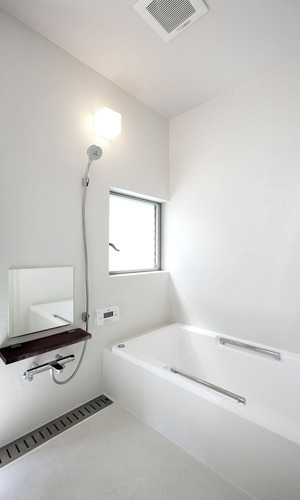 潔いほど装飾のない、シンプルで清潔なＦＲＰ仕上げの在来浴室