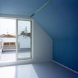 アクセントカラーでもあるブルーを天井壁一面だけに塗ることで、とても印象的な子供室に