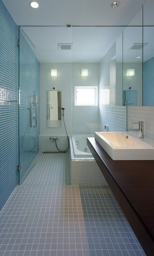 アクセントカラーでもあるブルーを基調とした安らぐ浴室
