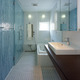 アクセントカラーでもあるブルーを基調とした安らぐ浴室